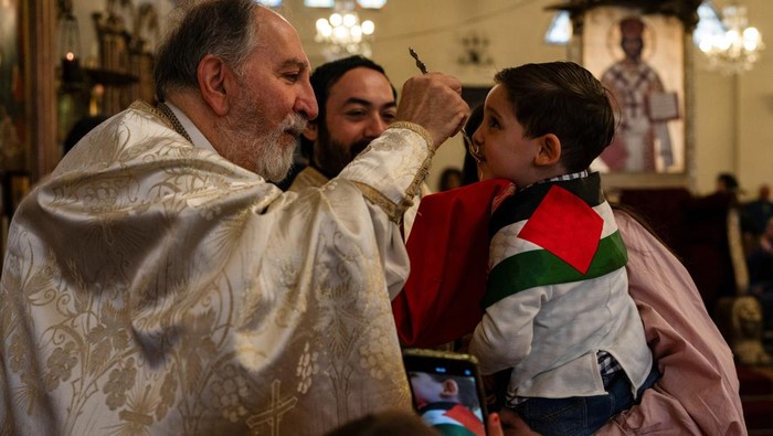 Aksi Solidaritas Komunitas Palestina Saat Misa di Katedral Chile Vera Baboun, Palestinian ambassador to Chile, addresses the congregation during mass at the San Jorge Cathedral in the Patronato neighbourhood, in Santiago, Chile October 22, 2023. REUTERS/Alexander Villegas