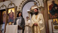 Diketahui Komunitas Palestina di Chile, yang merupakan komunitas terbesar di luar Timur Tengah, merupakan kekuatan yang kuat di negara Andes tersebut, yang terlibat dalam politik lokal, budaya, dan sepak bola. Kini hal ini menjadikan Chile sebagai salah satu negara dengan suara paling keras di kawasan yang mengkritik Israel atas aksi militernya di Gaza.  