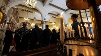 Mereka berdoa untuk para korban di Gaza saat melakukan misa.  