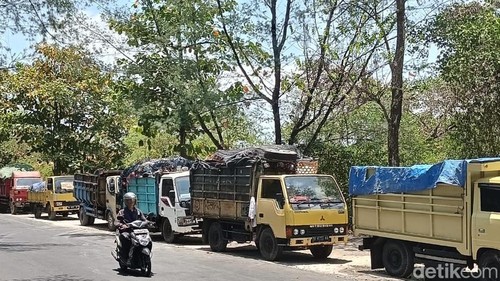 Antrian panjang truk sampah di Jalan Serangan, Denpasar, Bali pada Rabu (8/11/2023)