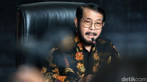Anwar Usman angkat bicara terkait dirinya yang diberhentikan dari Ketua Mahkamah Konstitusi (MK) oleh Majelis Kehormatan Mahkamah Konstitusi (MKMK). Anwar menyampaikannya dalam jumpa pers di Kantor MK, Jakarta, Rabu (8/11/2023).