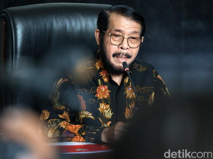Anwar Usman angkat bicara terkait dirinya yang diberhentikan dari Ketua Mahkamah Konstitusi (MK) oleh Majelis Kehormatan Mahkamah Konstitusi (MKMK). Anwar menyampaikannya dalam jumpa pers di Kantor MK, Jakarta, Rabu (8/11/2023).