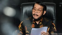 Anwar merasa dirinya menjadi objek politisasi atas berbagai keputusan MK.  