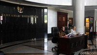 Anwar menyebut kabar tersebut itu sebagai upaya membunuh karakter dirinya. Namun, ia tetap mencoba berbaik sangka dengan kabar tersebut.  