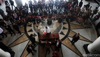 Anwar mengacungkan dua jempolnya usai memberikan keterangan terkait dirinya yang diberhentikan dari Ketua MK oleh MKMK.  