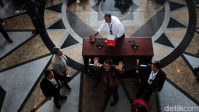 Anwar Usman angkat bicara terkait dirinya yang diberhentikan dari Ketua Mahkamah Konstitusi (MK) oleh Majelis Kehormatan Mahkamah Konstitusi (MKMK). Anwar menyampaikannya dalam jumpa pers di Kantor MK, Jakarta, Rabu (8/11/2023).