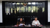 Anwar Usman menggelar konferensi pers di kantor MK, Jakarta, Rabu (8/11/2023).  