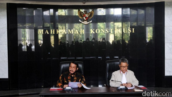 Anwar Usman Buka Suara Terkait Pemecatannya dari Ketua MK Anwar Usman angkat bicara terkait dirinya yang diberhentikan dari Ketua Mahkamah Konstitusi (MK) oleh Majelis Kehormatan Mahkamah Konstitusi (MKMK). Anwar menyampaikannya dalam jumpa pers di Kantor MK, Jakarta, Rabu (8/11/2023).