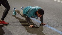 Fadil Jaidi mengabulkan janjinya ke Rafathar, push up 5 kali saat tiba di garis finish. Kalian tahu nggak sih kenapa aku push up? Itu gara-gara aku sudah janji sama Rafathar. Rafathar tuh bilang gini, Om Fadil, nanti kalau finish, Om Fadil push up ya 5 kali. Terus aku jawab gini, Iya kalau Om Fadil lihat di finish ada Rafathar, Om Fadil push up ya. Ternyata benar ada dia, makanya aku push up 5 kali, cerita Fadil Jaidi. Foto: dok. Instagram Fadil Jaidi