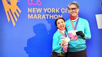 Pasangan suami istri, Nirina Zubir dan Ernest sama-sama menyelesaikan maraton 42 km dalam waktu 5 jam 27 menit 51 detik. Kompak banget kan mereka. Foto: dok. Instagram Nirina Zubir dan Ernest