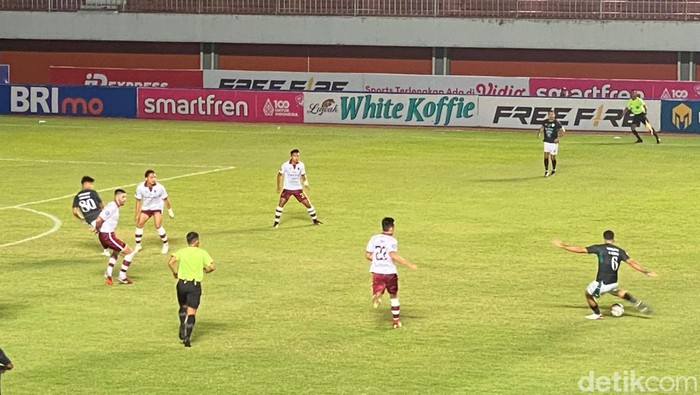Babak pertama Persis Solo vs PSS Sleman di Stadion Maguwoharjo, Sleman, Rabu (8/11/2023).