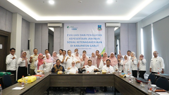 Badan Penyelenggara Jaminan Sosial (BPJS) Ketenagakerjaan Kabupaten Garut mengadakan kegiatan Evaluasi dan Penguatan Pelaksanaan Jaminan Sosial Ketenagakerjaan di Ballroom Hotel Harmoni, Jalan Cipanas Baru, Kecamatan tarogong Kaler, Kabupaten Garut, pada Rabu (8/11/2023).
