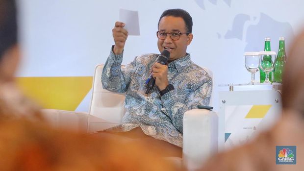 Bakal calon presiden Anies Baswedan dalam acara Sarasehan 100 Ekonom Indonesia yang diselenggarakan oleh վ dan INDEF di Menara Bank Mega, Jakarta, Rabu (8/11/2023). (վ/Faisal Rahman)