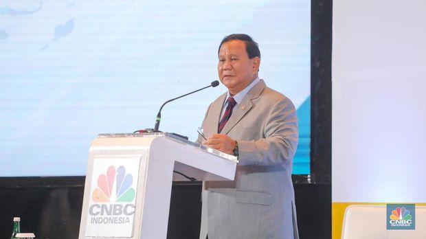 Bakal calon presiden Prabowo Subianto dalam acara Sarasehan 100 Ekonom Indonesia yang diselenggarakan oleh վ dan INDEF di Menara Bank Mega, Jakarta, Rabu (8/11/2023). (վ/Faisal Rahman)
