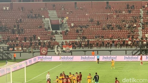 Laga Bali United versus CC Mariners di Stadion Kapten I Wayan Dipta, Gianyar, berlangsung panas, Rabu malam (8/11/2023).
