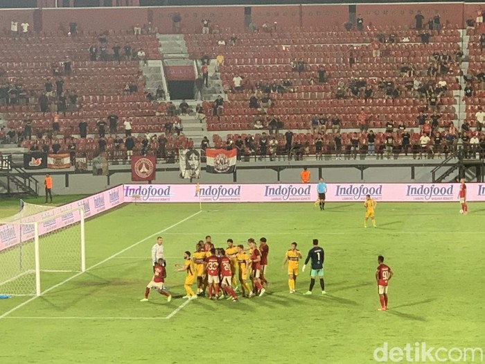 Laga Bali United versus CC Mariners di Stadion Kapten I Wayan Dipta, Gianyar, berlangsung panas, Rabu malam (8/11/2023).