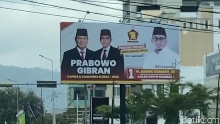 Baliho Prabowo-Gibran memakai desing lama pasangan Prabowo-Sandi di Padang. (Foto: Tangkapan layar video viral)