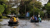 Sejumlah perahu dikerahkan untuk mengevakuasi warga yang rumahnya kebanjiran.