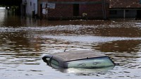 Tidak hanya rumah, banjir juga merendam mobil. 