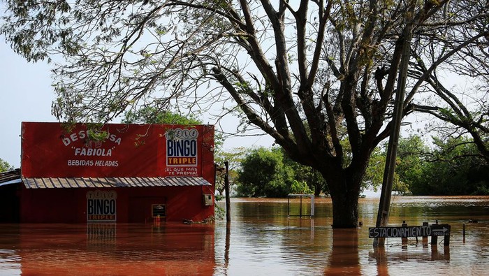 Banjir melanda Ayolas, Paraguay, Selasa (7/11/2023) waktu setempat. Banjir disebabkan oleh meluapnya Sungai Parana.