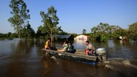 Banjir merendam permukiman di kawasan Ayolas, Paraguay. 
