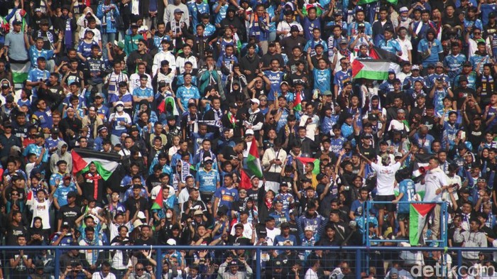 Bendera Palestina dikibarkan bobotoh di Stadion GBLA, Rabu (8/11/2023).