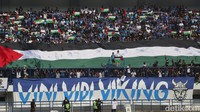 Bobotoh juga membentangkan bendera Palestina berukuran raksasa di tribun timur sebelum kick off. (Foto: Bima Bagaskara/detikJabar)