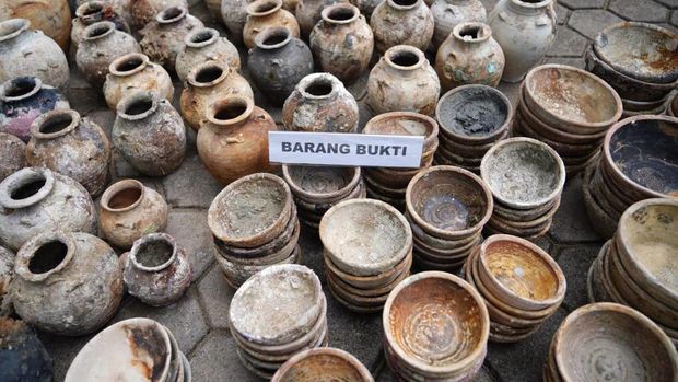 BMKT berupa harta karun berupa guci dan keramik pada zaman Dinasti Song yang berasal dari China pada abad 10 hingga 13 masehi yang diangkat secara ilegal. (Dok. KKP)