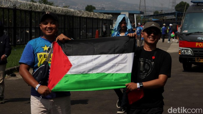 Bobotoh membawa bendera Palestina ke Stadion GBLA, Rabu (8/11/2023).