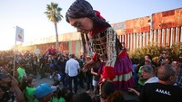 Setelah melakukan perjalanan lintas benua, boneka ini datang ke perbatasan Meksiko dan AS di Tijuana. Perbatasan tersebut dipenuhi migran yang berusaha masuk ke wilayah AS.  