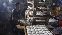 Naiknya harga kedelai impor dari harga Rp12.800 per kilogram menjadi Rp13.500 per kilogram, menyebabkan produsen tahu harus mengurangi ukuran agar terhindar dari kerugian. 