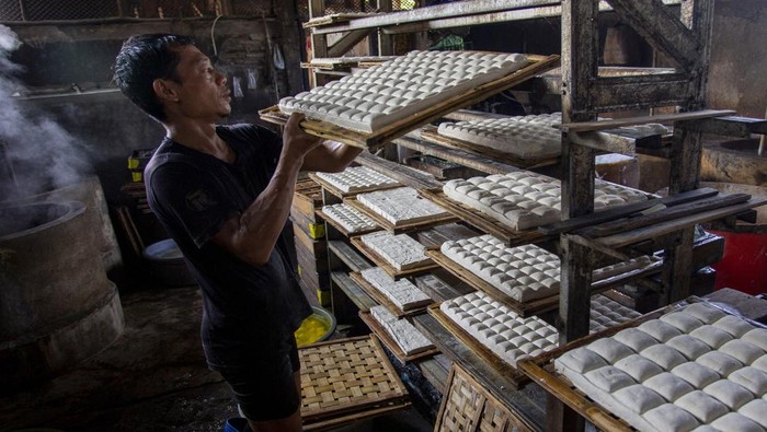 Pekerja menyelesaikan pembuatan tahu di Kelurahan Bojongsari, Indramayu, Jawa Barat, Rabu (8/11/2023). Naiknya harga kedelai impor dari harga Rp12.800 per kilogram menjadi Rp13.500 per kilogram, menyebabkan produsen tahu harus mengurangi ukuran agar terhindar dari kerugian. ANTARA FOTO/Dedhez Anggara/Spt.