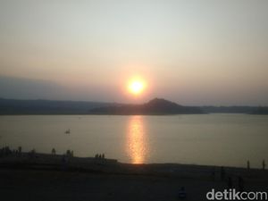 Air Surut Tak Bikin Pesona Danau Setu Patok Ikut Surut