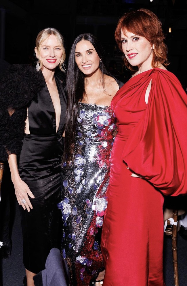 Demi sempat mengunggah foto kebersamaannya dengan Gwyneth di acara tersebut. Namun, pujian tetap tertuju pada bintang G.I Jane itu. (Foto: Instagram/@demimoore)