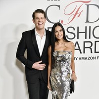 Turut melengkapi gaya Demi, sepasang sandal heels minimalis hitam yang dipadu clutch senada. Riasan dengan pulasan warna nude pada bibir serta rambut panjang yang dibiarkan tergerai bebas sukses menonjolkan kecantikan alaminya. (Foto: Evan Agostini/Invision/AP)