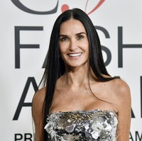 Demi Moore membuktikan bahwa usia hanya sekadar angka. Aktris 60 tahun itu sukses menebar pesonanya saat menghadiri Council of Fashion Designers of America (CFDA) Awards 2023. (Foto: Evan Agostini/Invision/AP)