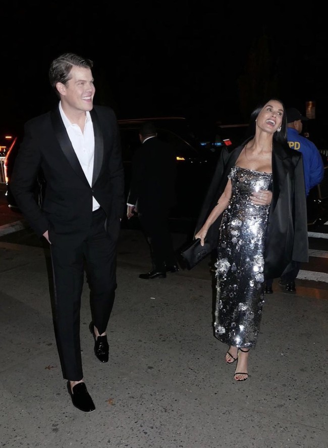 You do not age! Beautiful,” komentar seorang netizen yang memuji kecantikannya yang awet muda. (Foto: Instagram/@demimoore)