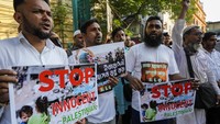 Masyarakat berpartisipasi dalam demonstrasi solidaritas terhadap Palestina, di Kolkata, India.