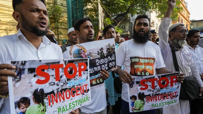 Demontran Pro-Palestina di India Bakar Gambar Biden-Netanyahu Activists of Socialist Unity Center of India (Communist) burn an effigy of U.S. President Joe Biden and Israeli Prime Minister Benjamin Netanyahu during a rally to protest against Israel's military operations in Gaza and to show solidarity with the Palestinian people, in Kolkata, India, Wednesday, Nov. 1, 2023. (AP Photo/Bikas Das)