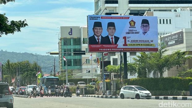 Design terbaru baliho Prabowo-Gibran di Padang. (Jeka Kampai/detikSumut)