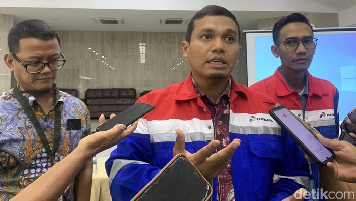 Executive General Manager Pertamina Patra Niaga Regional Sumbagut, Freddy Anwar (tengah) saat diwawancarai awak media di Medan. (Kartika Sari/detikSumut)