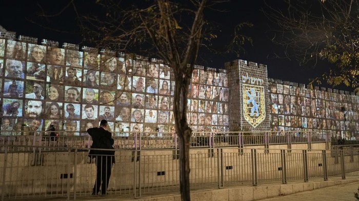 Foto-foto Sandera Israel yang Diculik Hamas Terpampang di Yerusalem Photographs of Israeli hostages being held by Hamas militants are projected on the walls of Jerusalem's Old City, Monday, Nov. 6, 2023. The Islamic militant group killed 1,400 people and kidnapped 240 others in an unprecedented cross-border attack on Oct. 7, triggering a war that has raged for the past month. (AP Photo/Leo Correa)