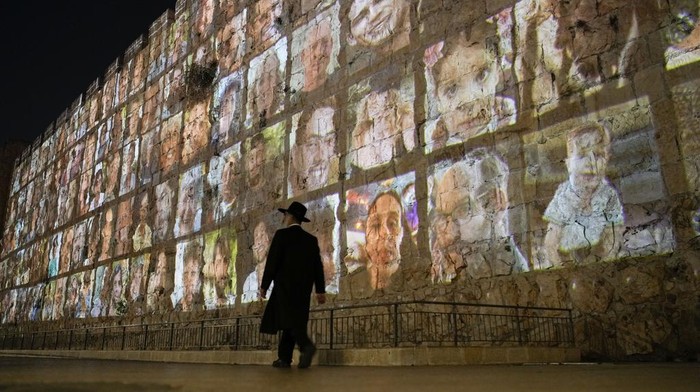 Foto-foto Sandera Israel yang Diculik Hamas Terpampang di Yerusalem Photographs of Israeli hostages being held by Hamas militants are projected on the walls of Jerusalem's Old City, Monday, Nov. 6, 2023. The Islamic militant group killed 1,400 people and kidnapped 240 others in an unprecedented cross-border attack on Oct. 7, triggering a war that has raged for the past month. (AP Photo/Leo Correa)