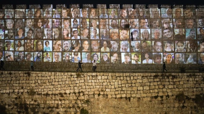Foto-foto Sandera Israel yang Diculik Hamas Terpampang di Yerusalem Photographs of Israeli hostages being held by Hamas militants are projected on the walls of Jerusalem's Old City, Monday, Nov. 6, 2023. The Islamic militant group killed 1,400 people and kidnapped 240 others in an unprecedented cross-border attack on Oct. 7, triggering a war that has raged for the past month. (AP Photo/Leo Correa)