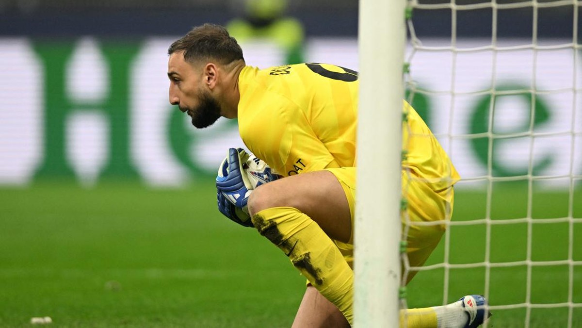 Gulungan uang palsu Dollarumma berserakan di gawang Gianluigi Donnarumma. (Foto: REUTERS/DANIELE MASCOLO)