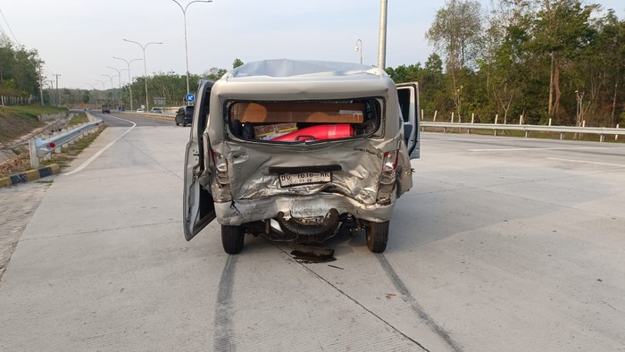 Grand Max dihantam Livina ngebut di exit tol Prabumulih.