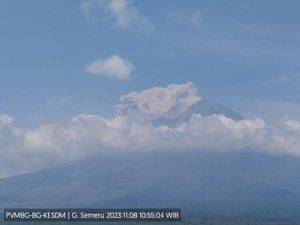 Gunung Semeru Erupsi Keluarkan Awan Panas Sejauh 1.000 Meter