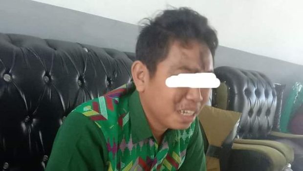 Guru SMKN 1 Woha yang dipukul oleh siswa karena tak terima ditegur merokok di dalam kelas. (Dok. Facebook Adi Romansyah)
