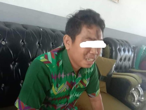 Guru SMKN 1 Woha yang dipukul oleh siswa karena tak terima ditegur merokok di dalam kelas. (Dok. Facebook Adi Romansyah)