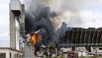 Penampakan Hanggar Era Perang Dunia II di California Terbakar